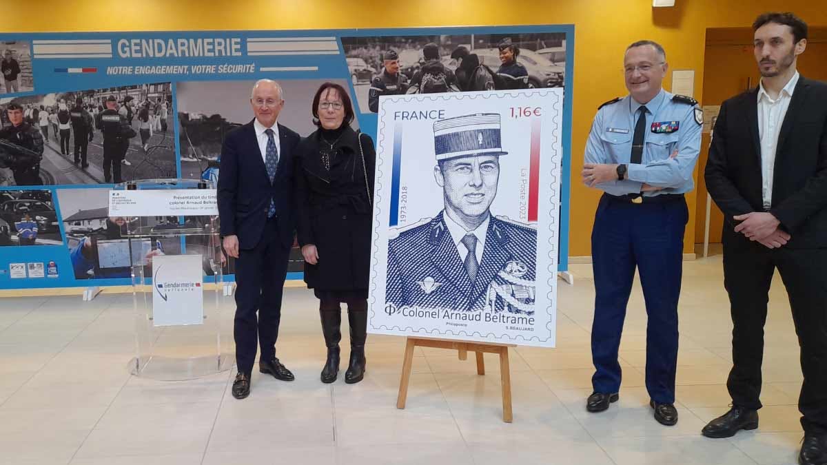 Le timbre à l'effigie du colonel Arnaud Beltrame a été présenté mardi 24 janvier 2023 à la Direction générale de la Gendarmerie nationale (DGGN), à Issy-les-Moulineaux, en présence de la famille de l'officier tué lors d'un attentat terroriste à Trèbes. (Photo: PMG/L'Essor)