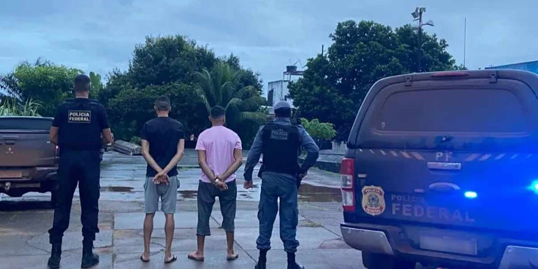 La police brésilienne a mis la main sur ces deux hommes soupçonnés d'appartenir à la bande armée impliquée dans la mort du gendarme d'élite français, fin mars 2023 en Guyane. (Photo: Delegado Charles Corrêa - Facebook)