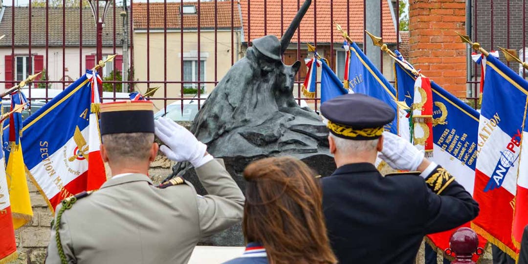 Les autorités civiles et militaires locales ont inauguré, jeudi 20 octobre 2022, le mémorial dédié aux chiens héros civils et militaires, à Suippes (Marne). (Photo: L.Picard/L'Essor)