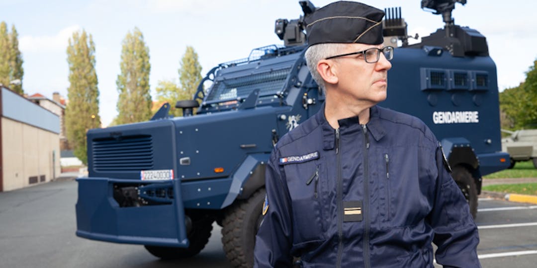 Le major Simon, du groupement blindé de gendarmerie mobile (GBGM), présente à la presse le nouveau blindé Centaure, le 19 octobre 2023 à Satory.