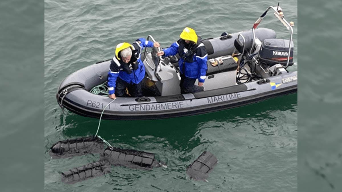 Des militaires de la gendarmerie maritime de Brest récupèrent des ballots de drogue, extraits de la coque d'un cargo en provenance du Brésil. (Photo: Préfecture maritime de l'Atlantique - février 2023)