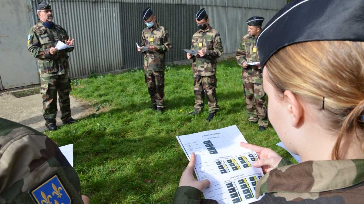 Des cadets de la Gendarmerie d'Ile-de-France apprennent les grades lors de leur premier stage de découverte au camp militaire de Beynes, dans les Yvelines. (Photo: L.Picard / L'Essor)