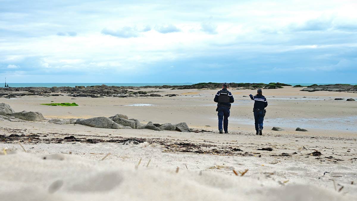 Les gendarmes de la Manche, mobilisés en nombre pour surveiller le littoral du Nord-Cotentin après l'échouage de plus de deux tonnes de cocaïne. (Photo: L.Picard / L'Essor)