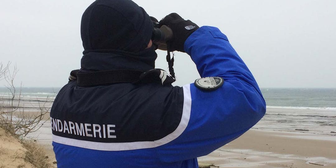 Comme ce réserviste opérationnel de la Gendarmerie, venu de Bretagne, de nombreux gendarmes et policiers participent à la surveillance du littoral du nord de la France pour lutter contre les tentatives de traversées de migrants. (Photo d'illustration - Gendarmerie_029/Twitter)