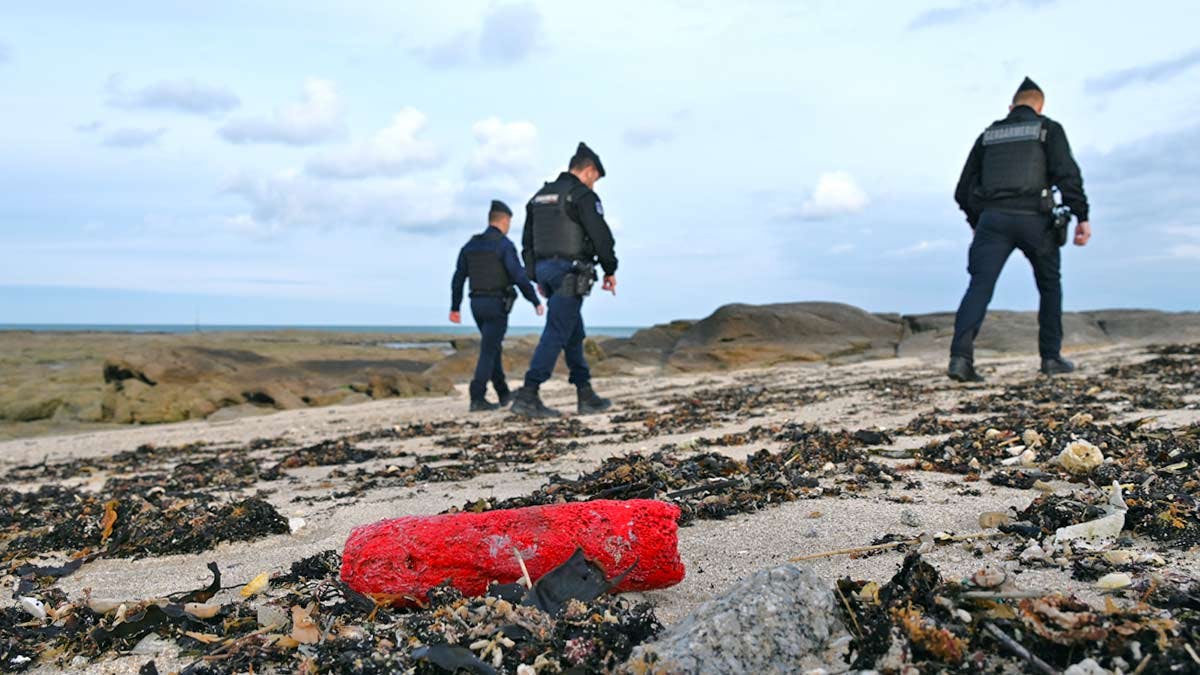 Les gendarmes de la Manche continuent à surveiller le littoral du Nord-Cotentin après l'échouage de plus de deux tonnes de cocaïne. (Photo: L.Picard / L'Essor)