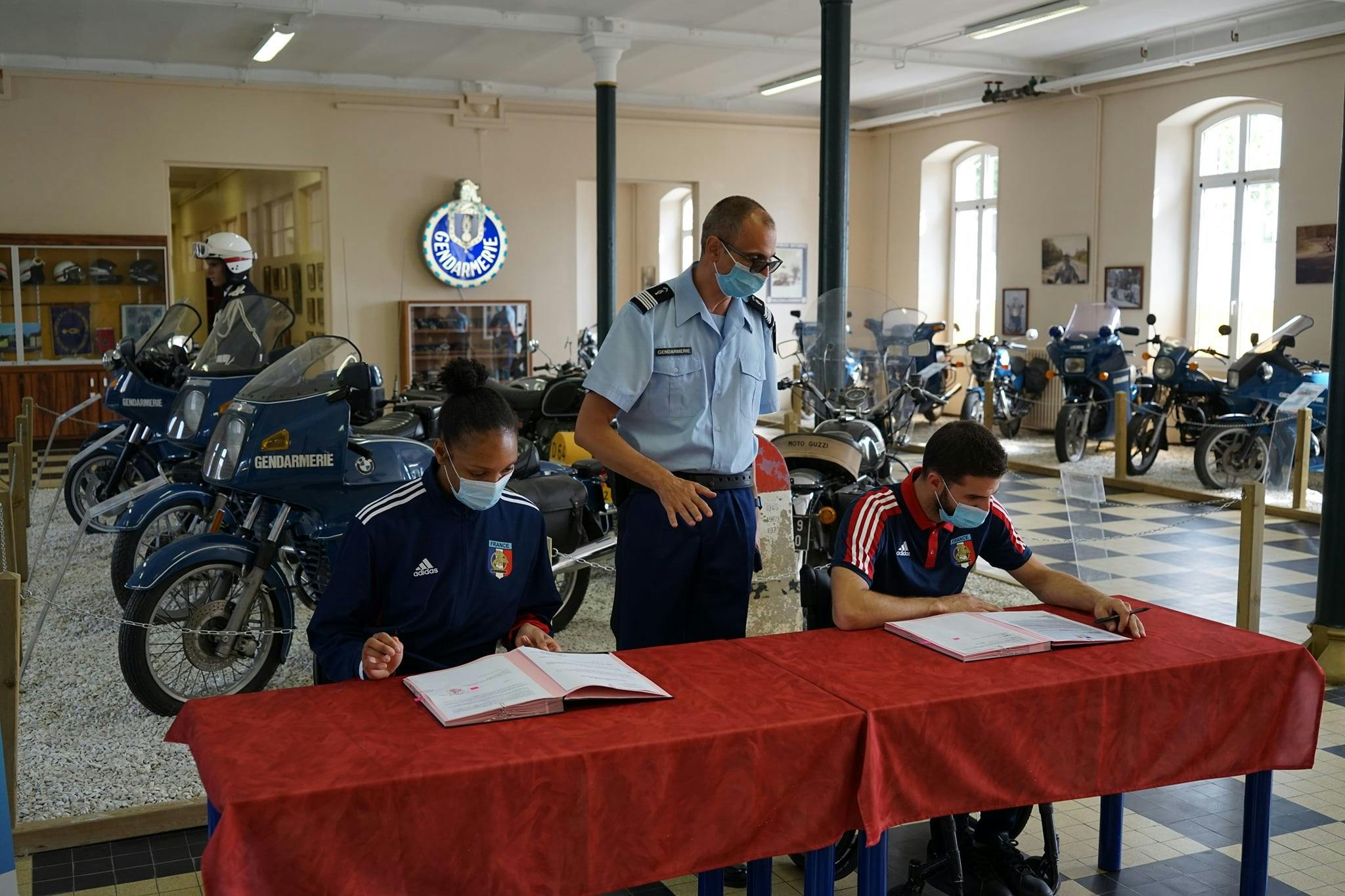 Althéa Laurin et Thomas Jakobs, lors de la signature de leur contrat à l'école de gendarmerie de Fontainebleau (photo : EG Fontainebleau)