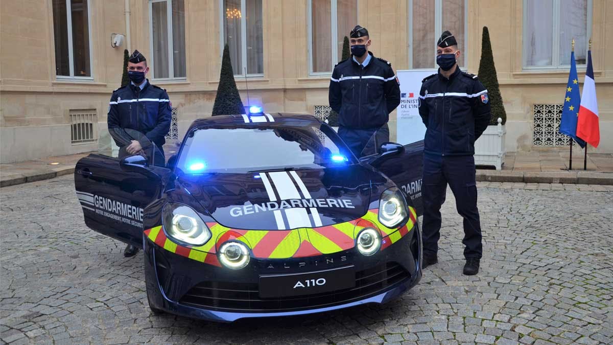 Les gendarmes de l'escadron départemental de sécurité routière des Bouches-du-Rhône et notamment le Peloton d'autoroute de Salon de Provence, seront parmi les premiers à recevoir la nouvelle Alpine A110 comme véhicule rapide d'intervention (Photo: L.Picard/L'Essor).