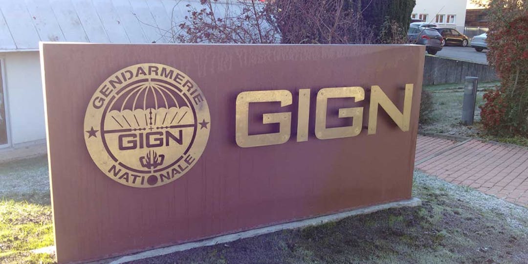 Le panneau du GIGN, devant le bâtiment historique du Groupe, baptisé "La Flèche". (Photo d'illustration  PMG/L'Essor)