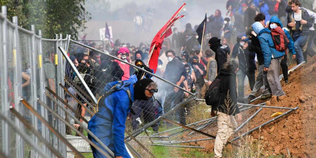 Les manifestants violents sont parvenus, brièvement, à pénétrer sur le chantier de construction d'une "bassine", motif de leur fureur... (capture d'écran : illustration AFP) 