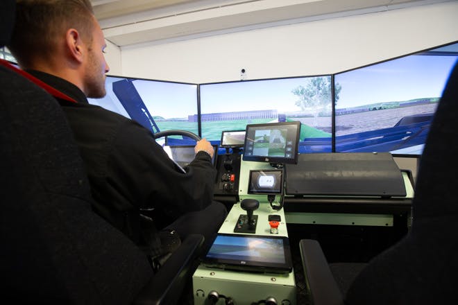 Formation sur simulateur à la conduite du blindé Centaure. 