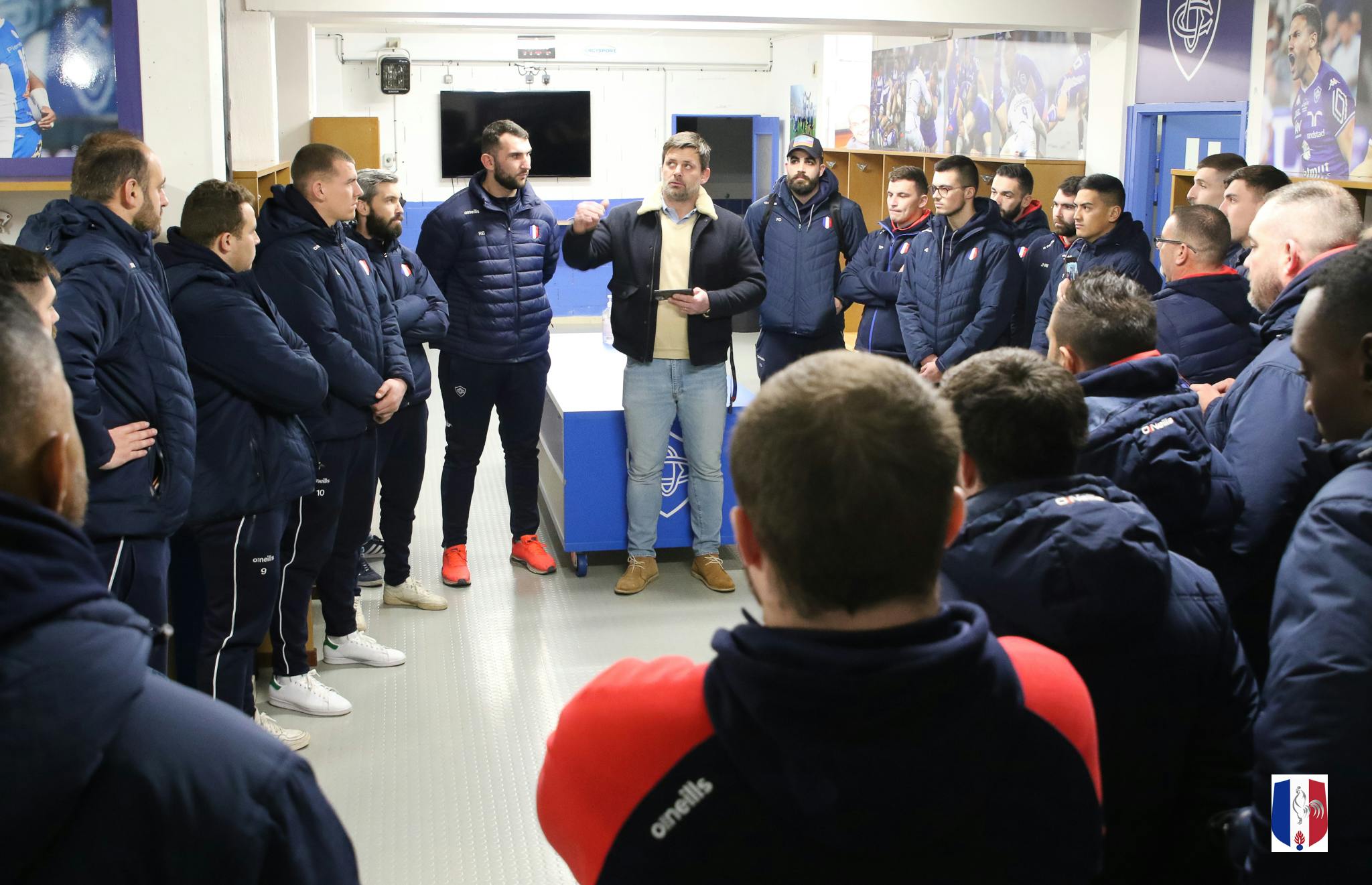 Rodrigo Capo Ortega, au centre, a remis le maillot aux gendarmes avant leur match amical (photo SNRG XV)