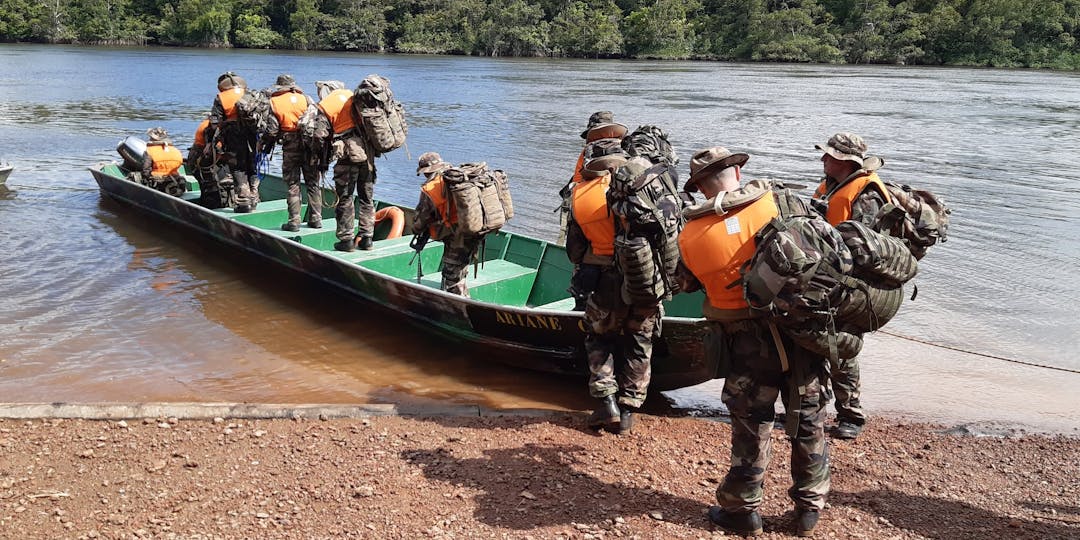 Comme pour les gendarmes et autres militaires présents en Guyane, la pirogue est le principal moyen de déplacement pour se rendre dans les territoires profonds. (Photo d'illustration: 3eREI)