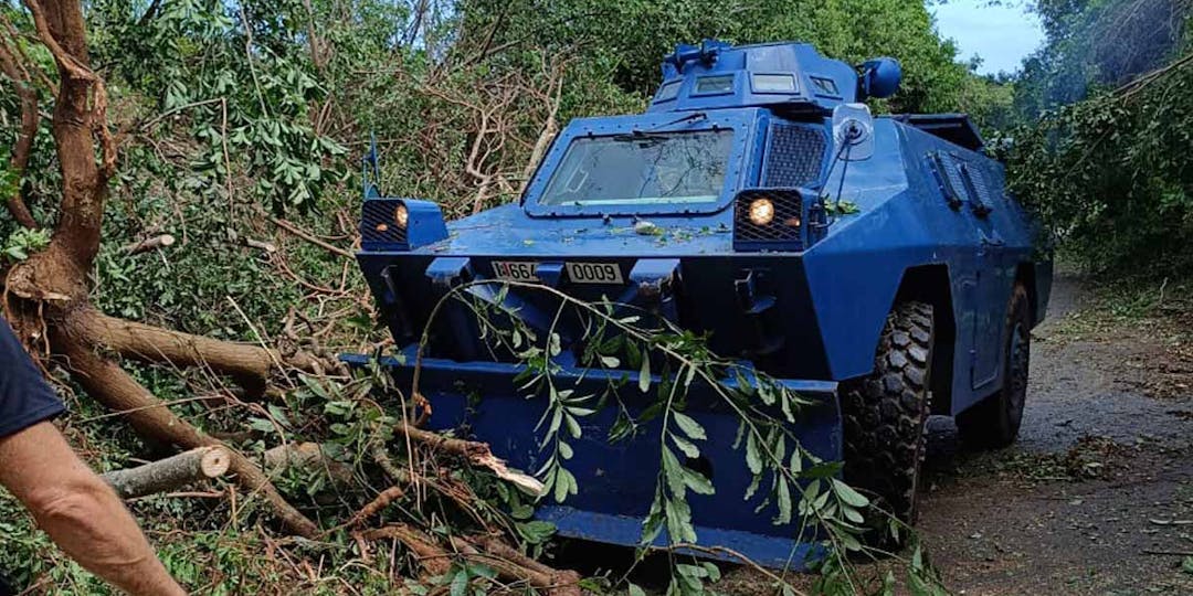 Un véhicule blindé à roues de la Gendarmerie (VBRG) mobilisé après le passage du cyclone Belal à La Réunion, pour déblayer les axes de circulation. (Photo: Gendarmerie de La Réunion)