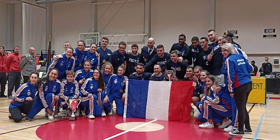 Les équipes de France militaire, femmes et hommes, réunies pour une photo finale après leurs médailles d'argent (photo équipe de France militaire de basket)