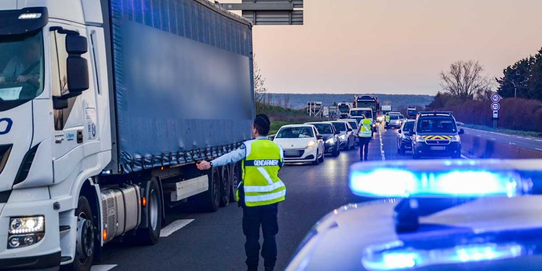 Déviation de la circulation par des gendarmes. (Photo d'illustration - L.Picard / L'Essor)
