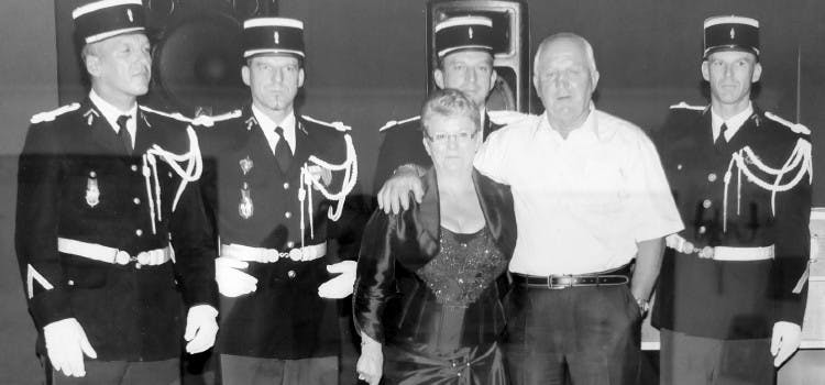 Les frères Lorre, avec leur parents, lors d'une photo de famille. (archives personnelles Famille Lorre)