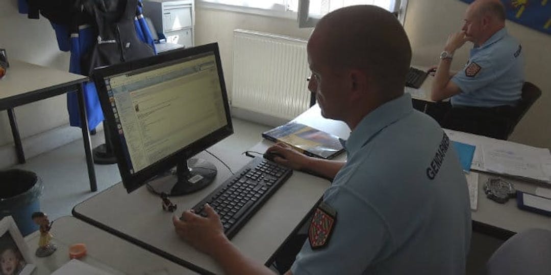 Une gendarme consulte un fichier de la gendarmerie (Photo d'illustration) 