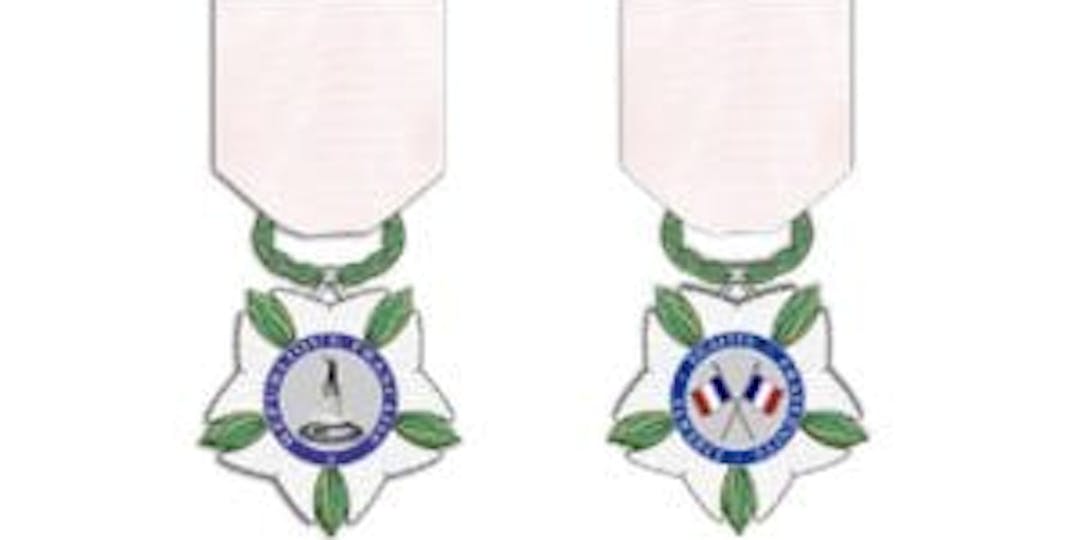 La Médaille nationale de reconnaissance aux victimes du terrorisme qui vient d'être décernés à 107 hommes et femmes (© Service historique de la Défense/ La grande chancellerie de la Légion d'honneur).