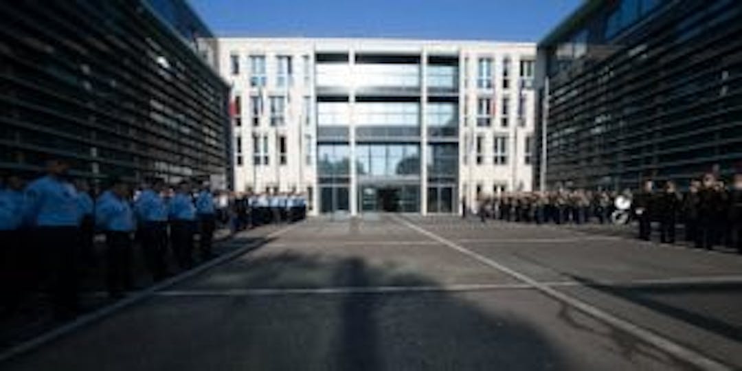 La cour de la direction générale de la Gendarmerie à Issy-les-Moulineaux, près de Paris (Crédit photo: MG/ L'Essor).