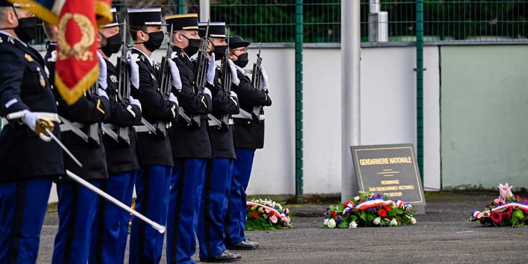 Des gendarmes rendant hommage à leurs morts en service lors d'une cérémonie. (Photo d'archive / RG Auvergne-Rhône-Alpes - 2021)