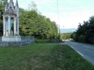 La salle des fêtes est située au bout de la ligne droite, à gauche, dans le virage de la route principale qui relie les départements de l’Ain et de la Savoie. Cette photo montre qu’elle est située à la sortie de la ville et qu’elle est entourée d’une nature dense et difficile d’accès. Photo d'illustration (A.V/L'Essor).
