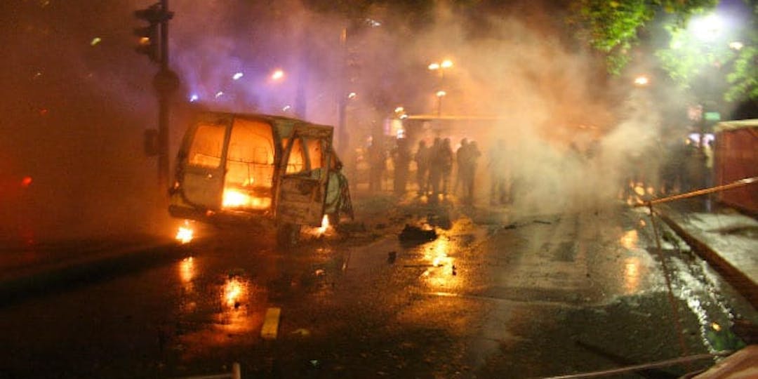 Émeutes. 400 kg de mortiers d'artifice découverts dans une fourgonnette à  Paris