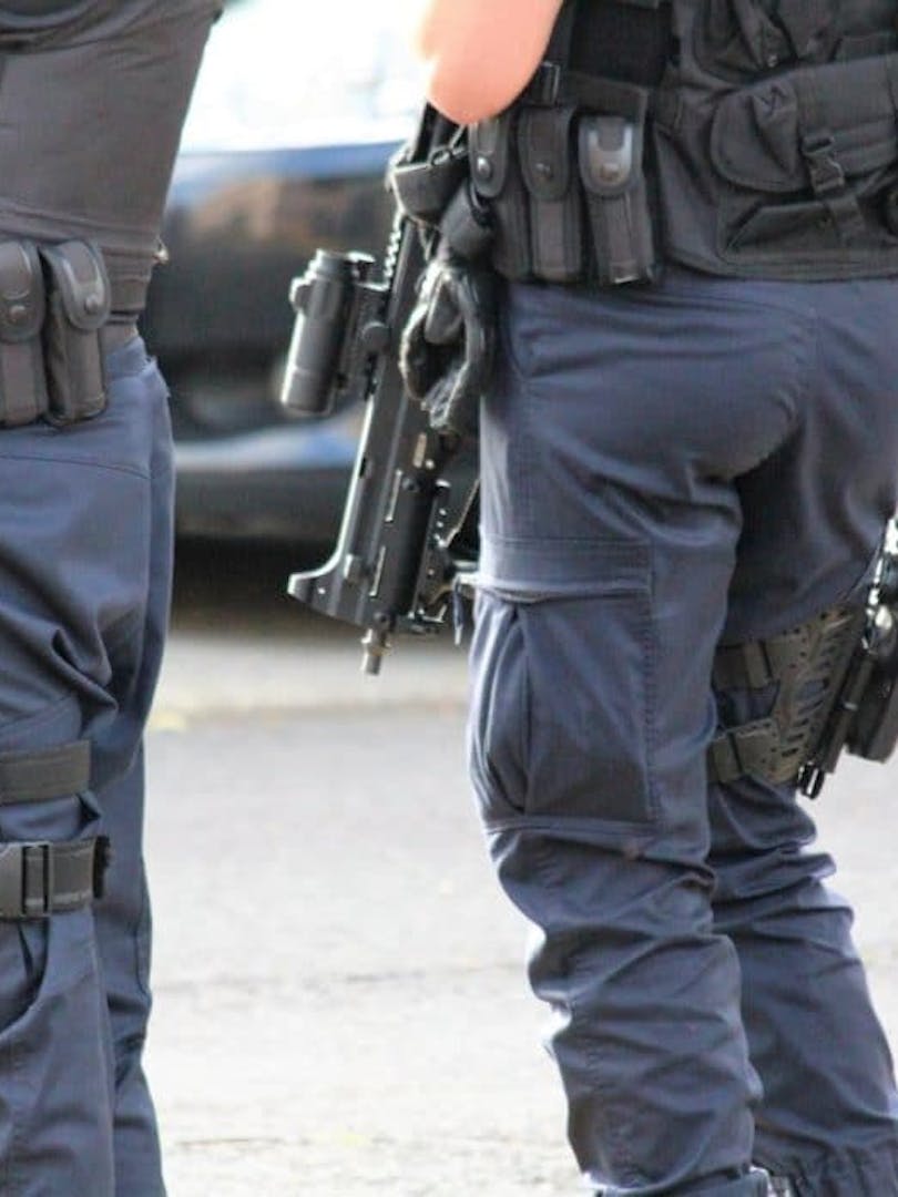 Des gendarmes de dos (Photo : L'Essor).