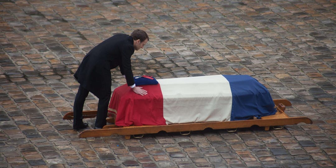 Le président Macron s'incline sur le cercueil du lieutenant-colonel Beltrame dans la cour des Invalides, le 28 mars 2018 