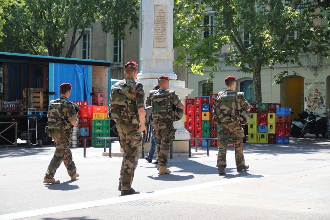 Des soldats en opération Sentinelle à Antibes en juillet 2016. (Crédit photo S.D. L'Essor).