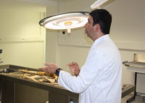 Un responsable de l’IRCGN au sein du Pôle judiciaire de Pontoise présente les équipements permettant d’analyser les ossements (Photo DC/l'Essor).