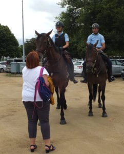 Rencontre avec une touriste lors d'une patrouille des cavaliers du poste à cheval de Perros-Guirec