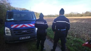 Gendarmes aux abords du bois de la scène de crime