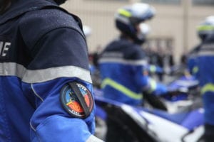 Les stagiaires de la 151e promotion du Centre national de formation à la sécurité routière (CNFSR) portaient un bandeau noir sur leur écusson de promotion en hommage à leur instructeur, le major Prouteau, décédé lors du stage. (M. GUYOT/ESSOR)