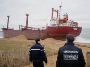Le cargo TK Bremen échoué sur la plage de Kerminihy à Erdeven (Morbihan) (Crédit photo: Oclaesp).