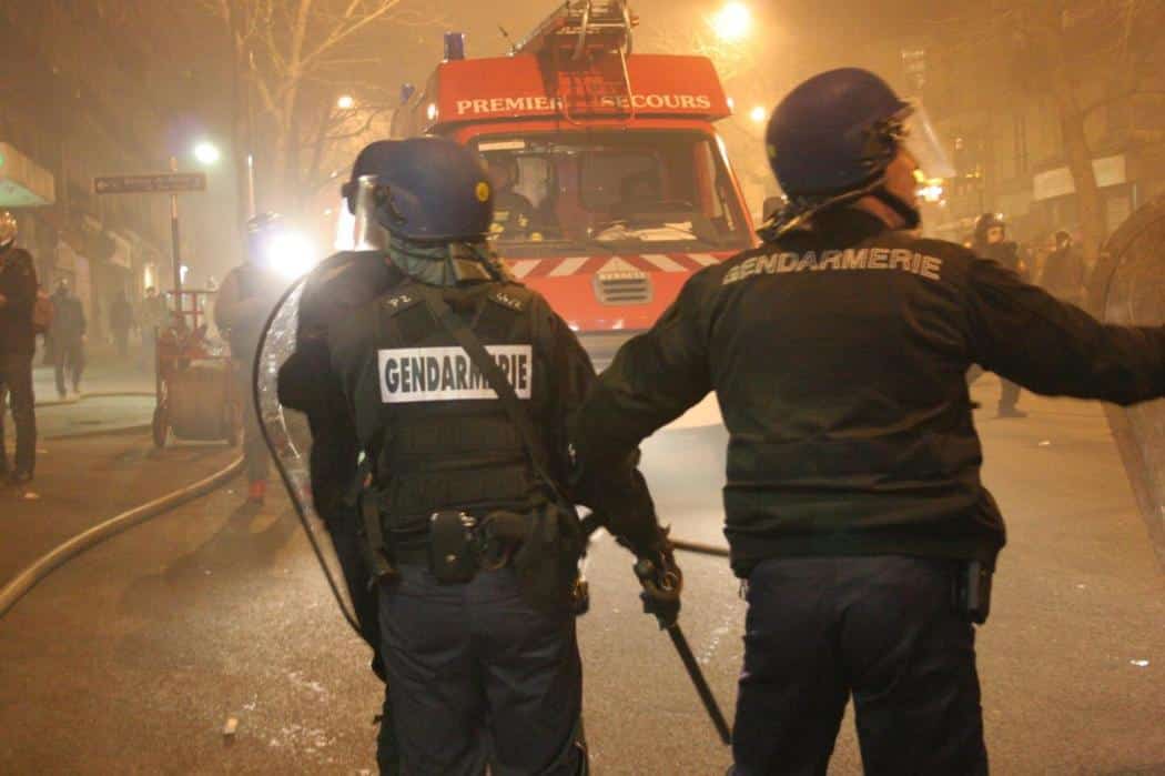 Gendarmes mobiles pendant les manifestations anti-CPE à Paris (Photo M. Guyot/Essor)