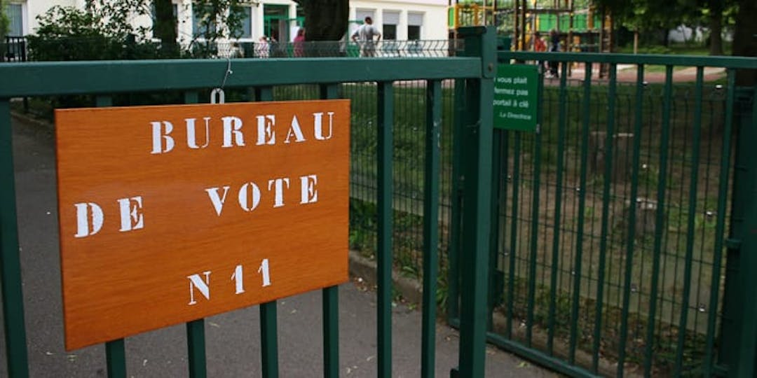 Le bureau de vote n°11, sur le plateau de Satory à Versailles. (M.GUYOT/ESSOR)