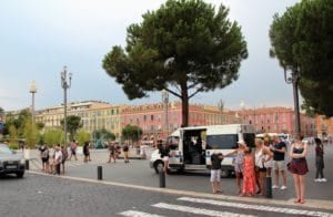 CRS en surveillance sur la place Masséna à Nice en juillet 2016. (Photo S.D L'Essor).