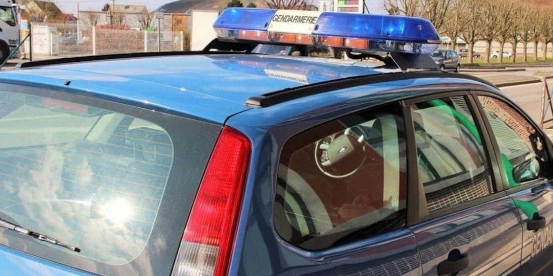 Le tribunal a tranché : il devra verser un amende de 150 euros pour avoir collé sur deux kilomètres la voiture des gendarmes (Photo: DR)