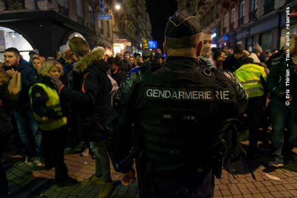 Gendarme mobile de dos pendant la fête des lumières
