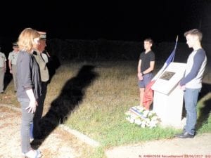 Anne Ambrosse et ses garçons Arnaud et Paul en compagnie du général Valentini, actuel commandant de la gendarmerie de Guyane, devant la stèle érigée sur les lieux du drame à Saint-Andéol-le-Château (Rhône).