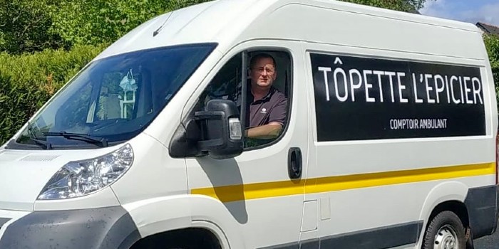 Thierry Lehoux au volant de son épicerie ambulante. (Crédit-photos DR)