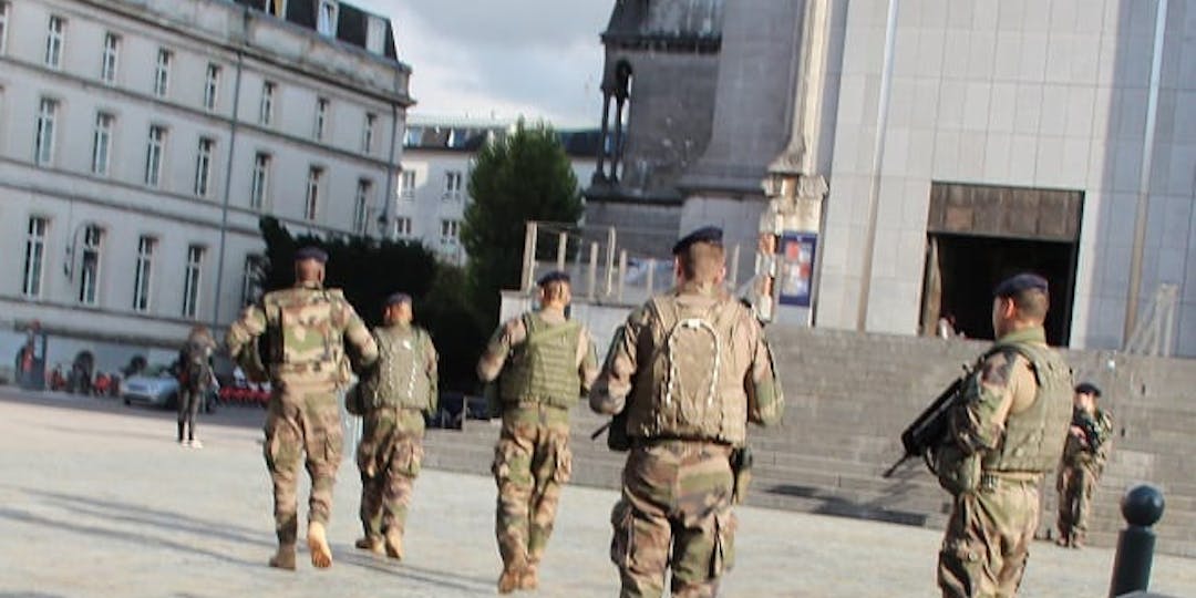Des fantassins de l'opération Sentinelle patrouillent à Paris. (photo d'illustration)