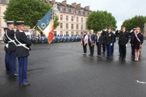Le directeur général de la Gendarmerie, le général d'armée Richard Lizurey, et les autorités civiles et militaires saluent le drapeau de l'école de Gendarmerie de Fontainebleau lors de la cérémonie de fin de stage de la 151e promotion. (M. GUYOT/ESSOR)