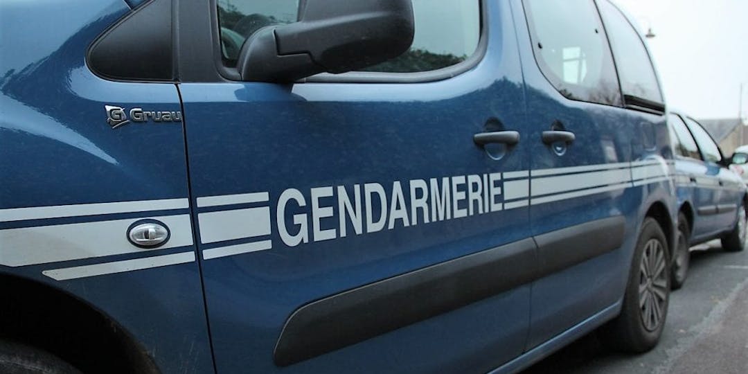 Avec le gyrophare de leur véhicule allumé, les gendarmes étaient en service au moment de la collision. (photo L'Essor)