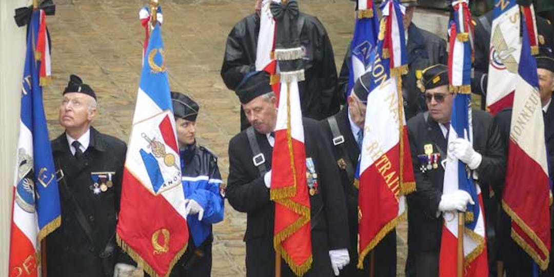Drapeaux d'anciens combattants lors d'une cérémonie aux Invalides. (Photo L'Essor)  