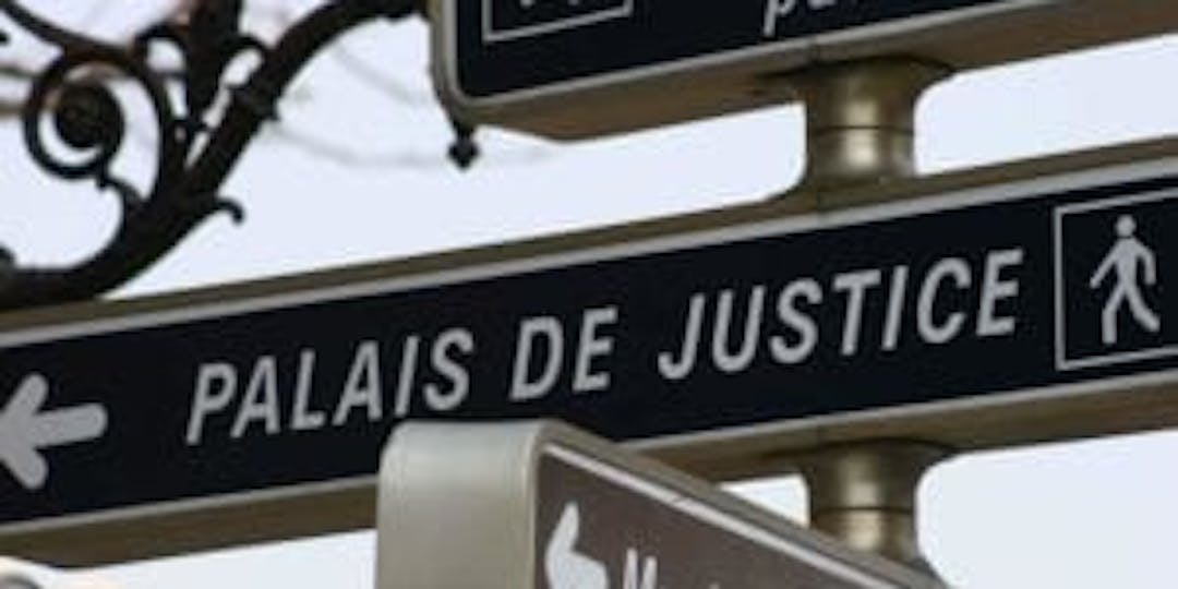 Panneau signalétique indiquant la direction du Palais de justice de Paris dans l'Ile de la Cité (image d'illustration) 