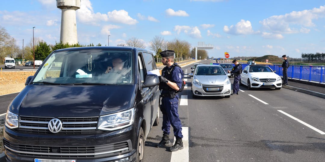 Des gendarmes effectuent un contrôle routier lors du premier confinement. (Photo d'illustration - Archives - LP/L'Essor). 