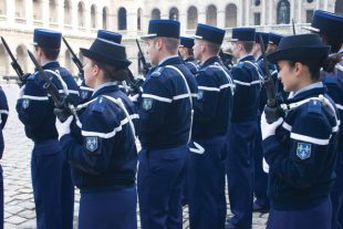 Gendarmes adjoints volontaires lors d’une cérémonie dans la cour d’honneur des Invalides, à Paris. Engagés pour quelques années, certains de ces jeunes feront carrière en Gendarmerie, mais aussi parfois dans la Police (Photo : DR).