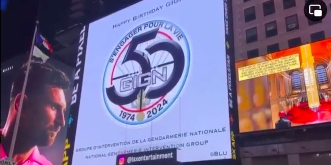 Un panneau fêtant le 50e anniversaire du GIGN s'illumine sur Times Square à New York à l'initiative des Navy seals (Capture C. Prouteau/LinkedIn)