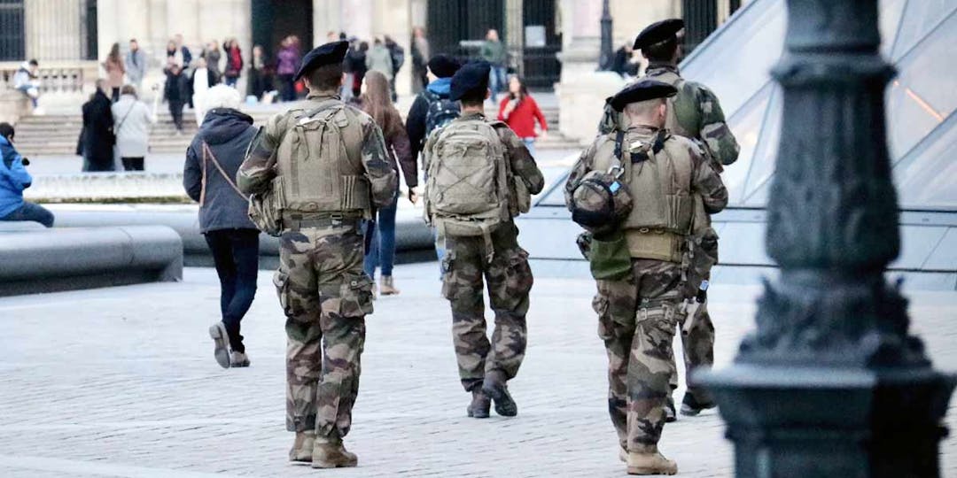 Des militaires de l'armée de Terre patrouillent à pied à Paris dans le cadre du dispositif Sentinelle, prévu par le plan Vigipirate. (Photo: F.Maurin/Unsplash)